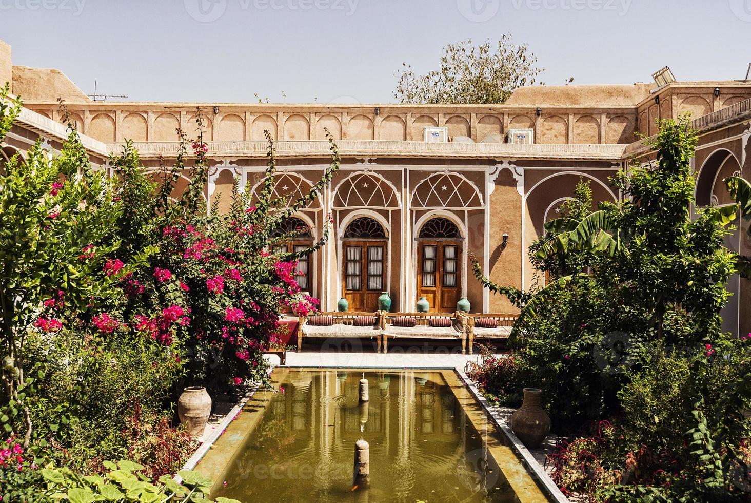 Jardin de fleurs intérieur de maison traditionnelle du Moyen-Orient à Yazd en Iran photo
