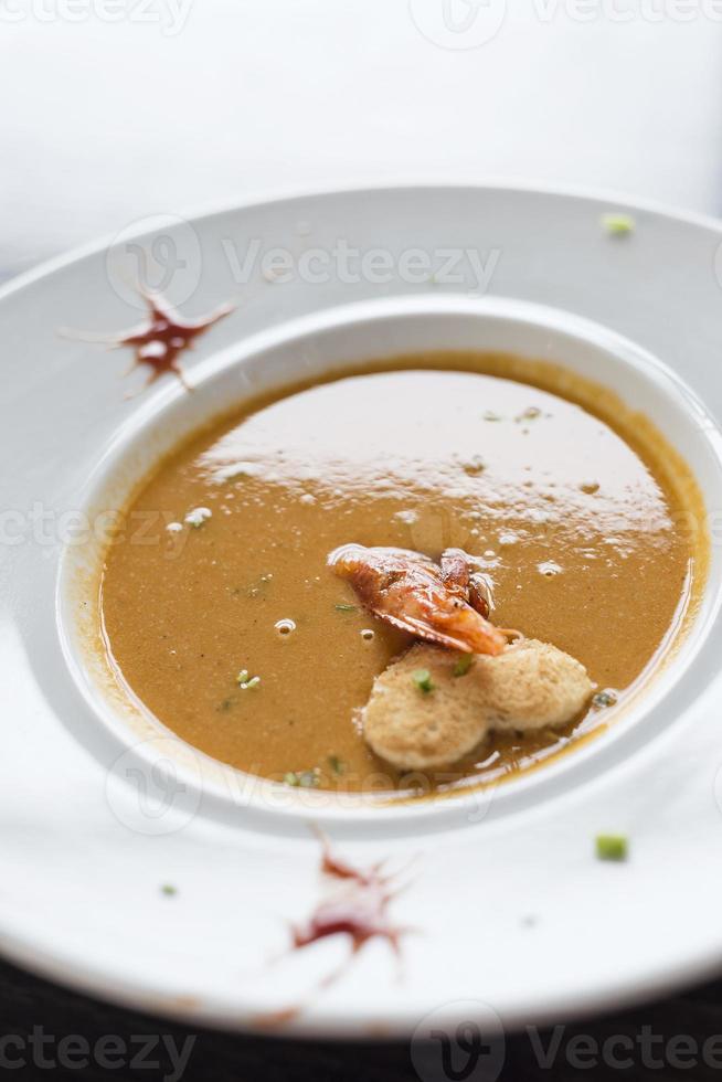 soupe de crevettes aux fruits de mer frais épicés et crémeux gastronomique photo