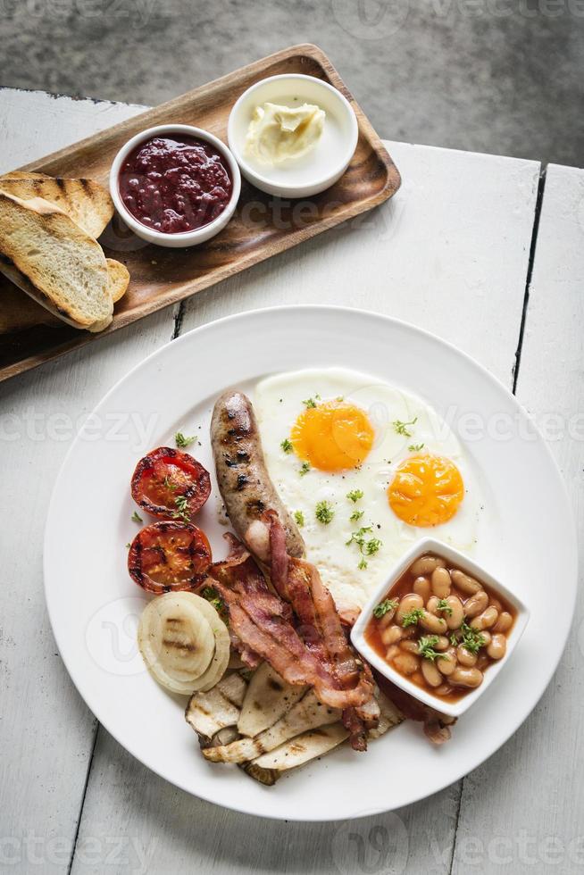 ensemble de repas de petit-déjeuner anglais traditionnel complet photo