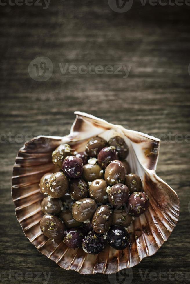 Entrée gourmande de tapas aux olives fraîches marinées à l'ail et aux herbes photo