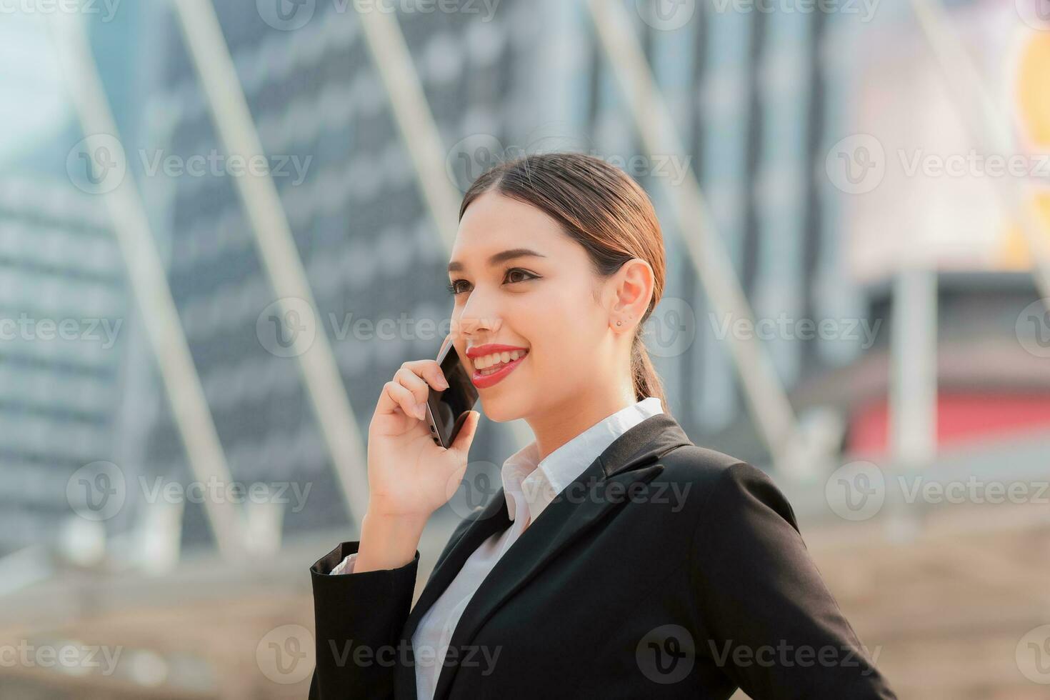 femme affaires, conversation téléphone mobile photo