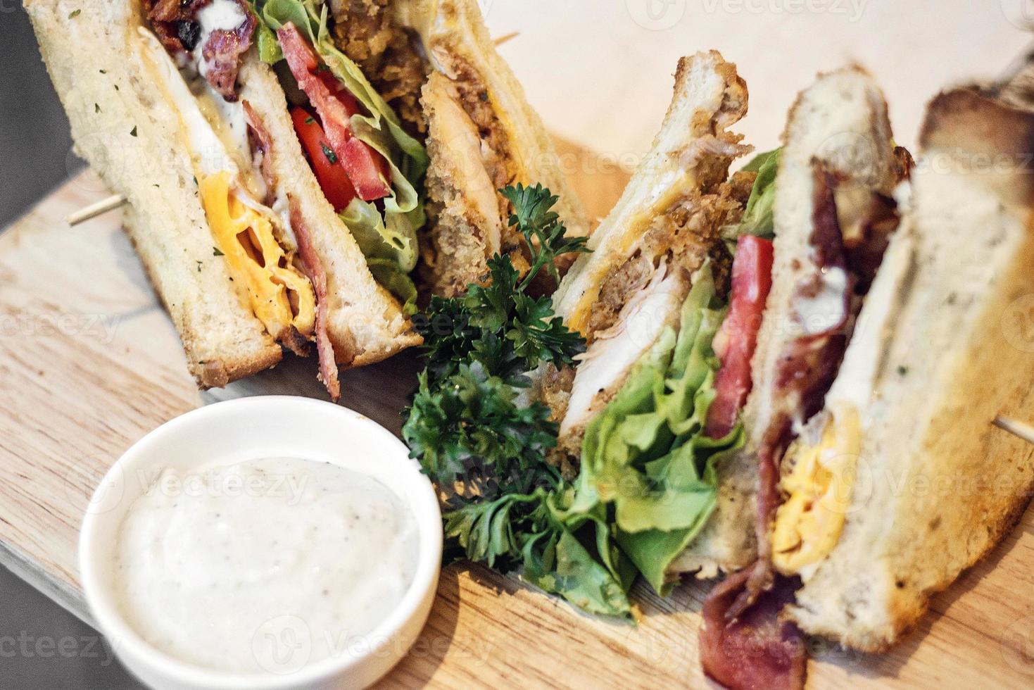 poulet burger bacon oeuf salade club sandwich ensemble collation photo