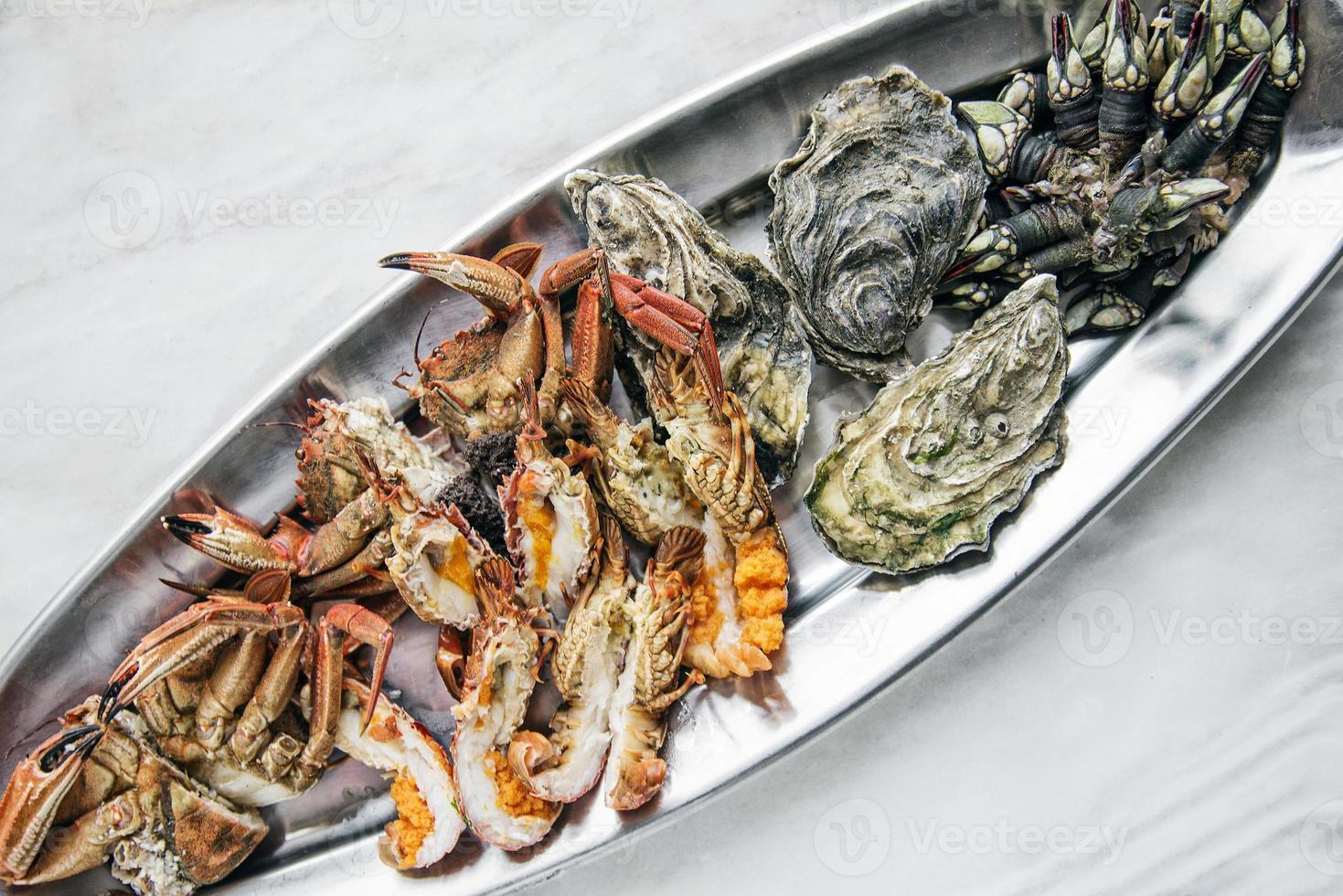 Sélection de fruits de mer portugais frais mélangés ensemble gastronomique plateau repas sur la table photo