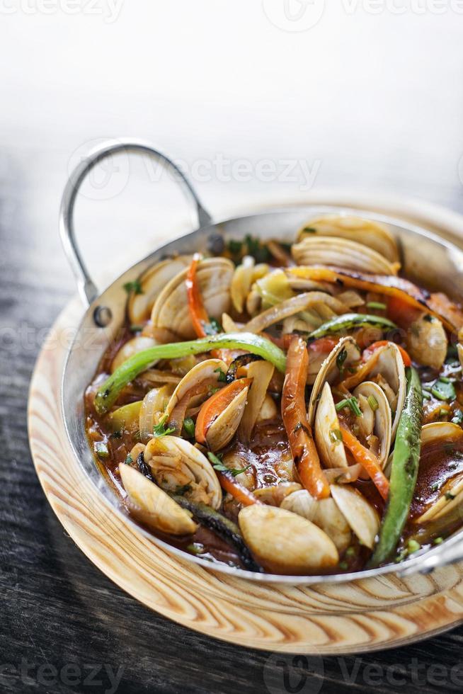 ragoût portugais gastronomique de palourdes et de fruits de mer à la sauce tomate épicée photo