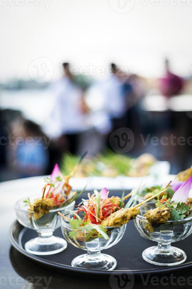 Snack gastronomique satay au poulet asiatique dans un bar extérieur tropical moderne photo