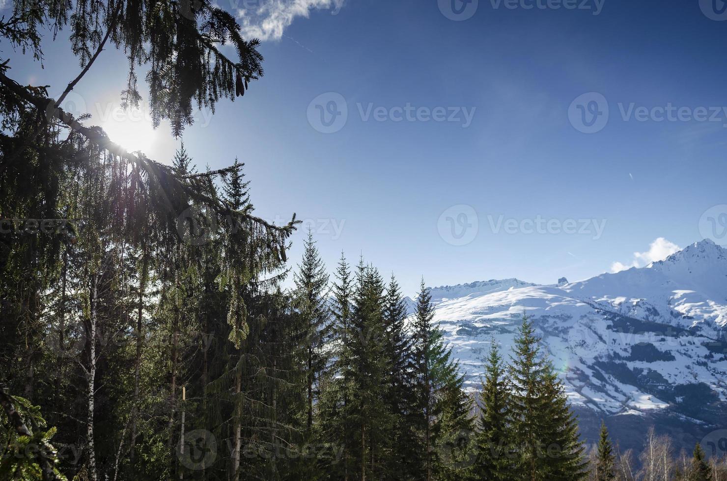 Paysage ensoleillé des Alpes françaises et vue sur la montagne enneigée dans la station de ski des arcs près de bourg saint maurice france photo