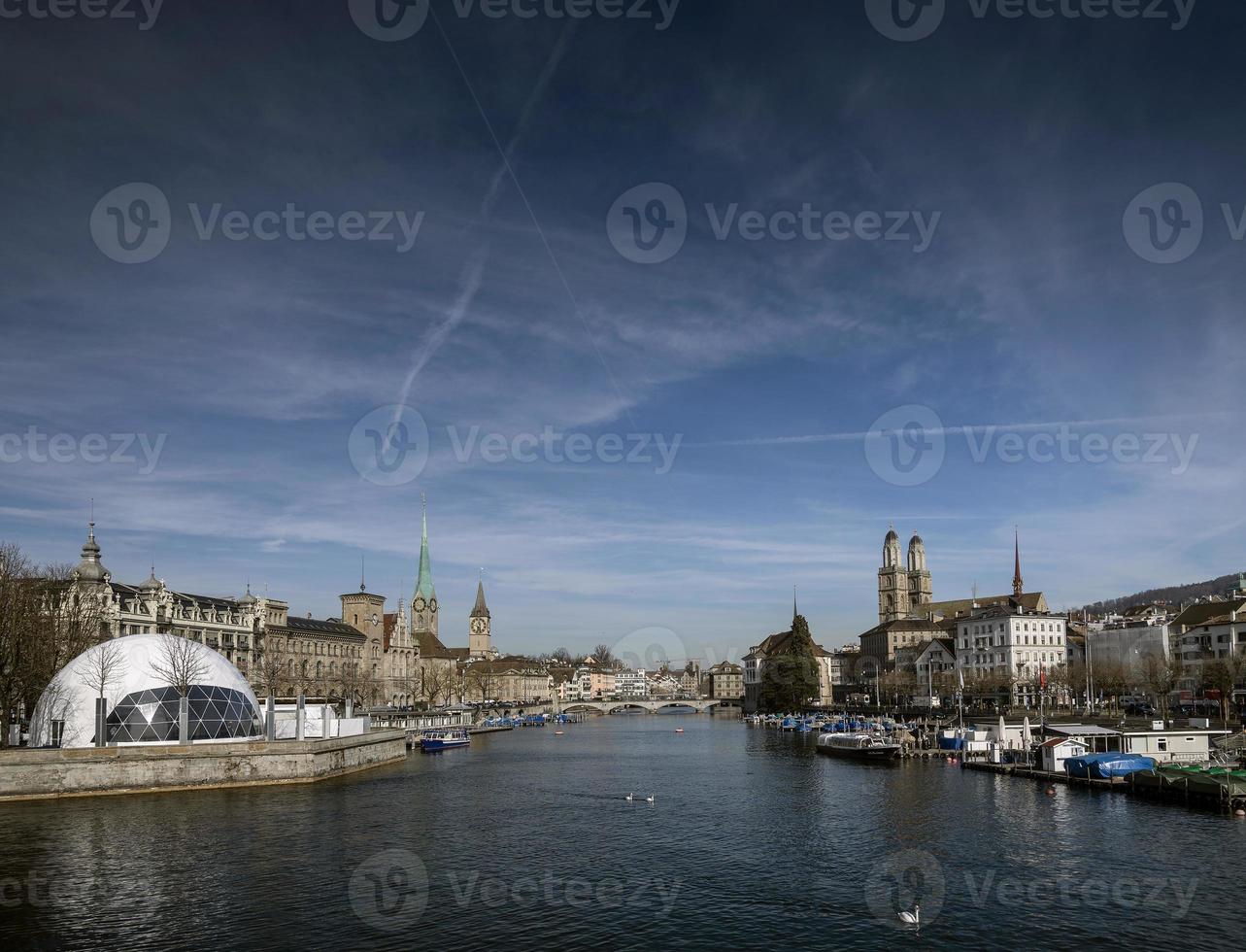 Centre de la vieille ville de zurich et vue historique sur la rivière limmat en suisse photo