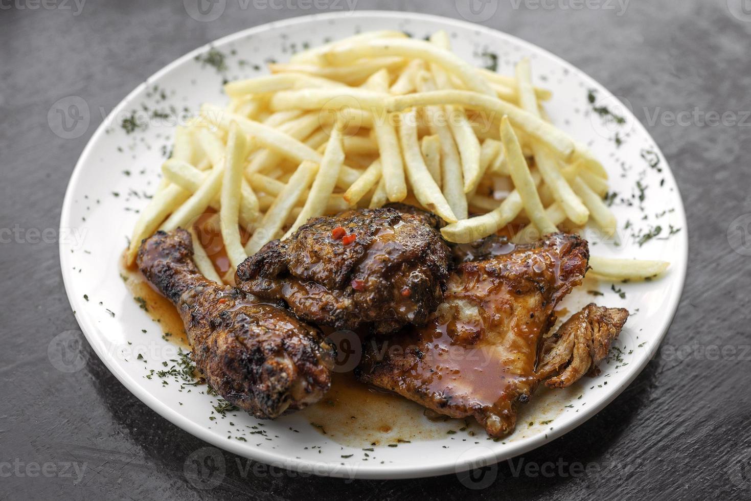 Célèbre portugais piri piri poulet barbecue épicé avec repas de frites photo