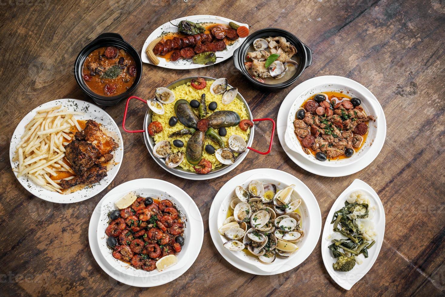 Tapas rustique traditionnel portugais mixte sélection de nourriture célèbre sur table en bois photo