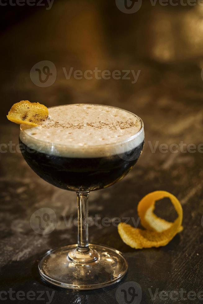 Café expresso martini cocktail dans un bar moderne photo