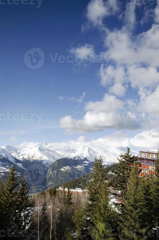 Les arcs alpes françaises station de ski et vue sur les montagnes près de bourg saint maurice en france photo