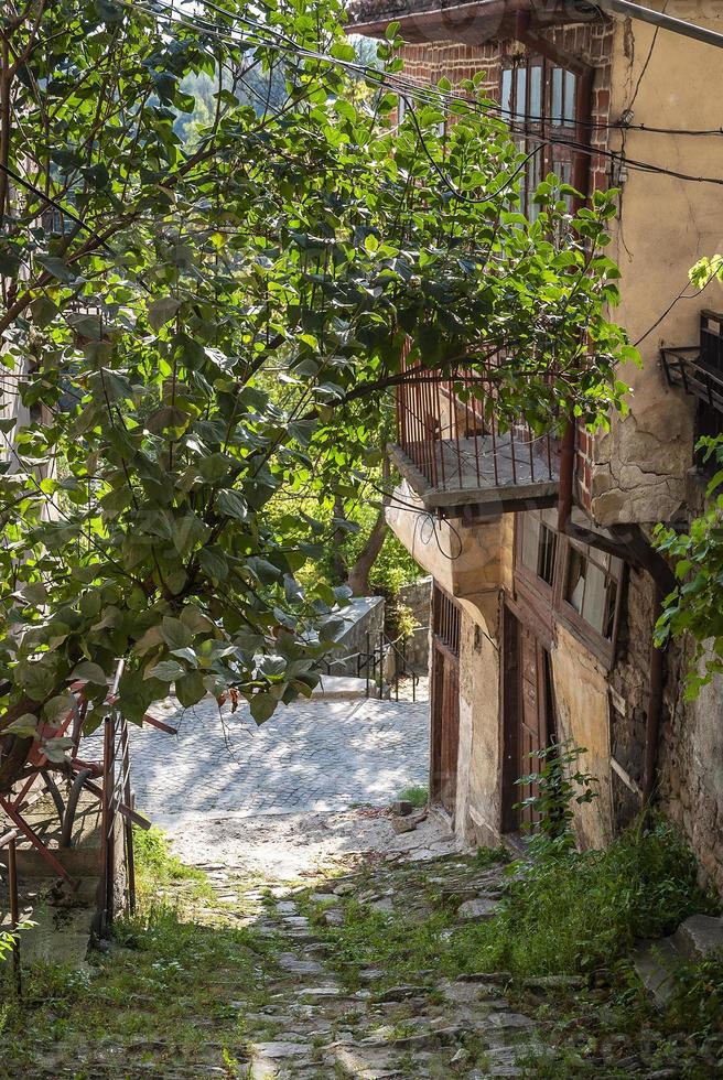 rue de la vieille ville et maisons traditionnelles vue sur veliko tarnovo bulgarie photo