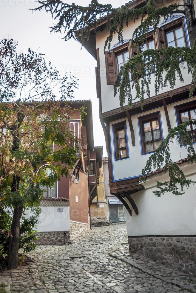 maisons traditionnelles et rue pavée de la vieille ville de plovdiv en bulgarie photo