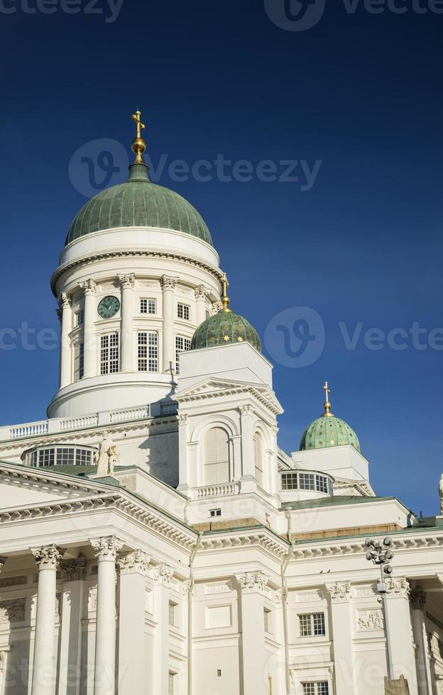 point de repère de la cathédrale de la ville d'helsinki sur la place du sénat en finlande photo
