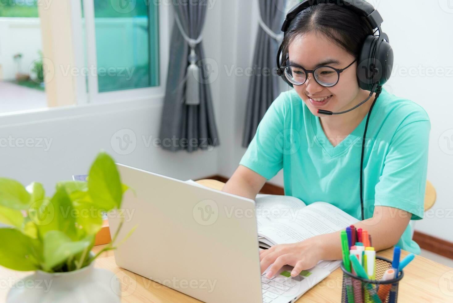 asiatique Jeune femme étudiant utilisation portable clavier photo