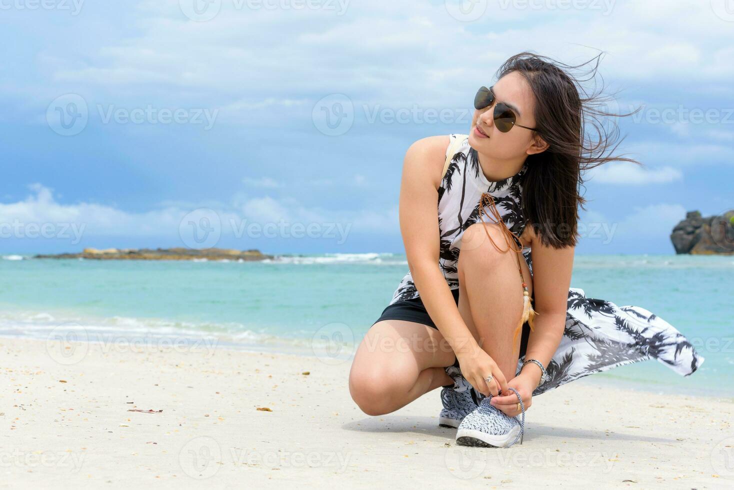 femme contraignant corde baskets sur le plage, Thaïlande photo