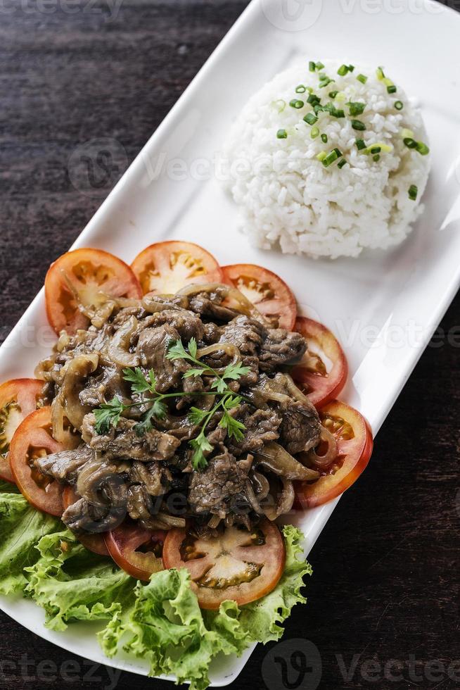 boeuf frit cambodgien lok lak nourriture traditionnelle khmère photo