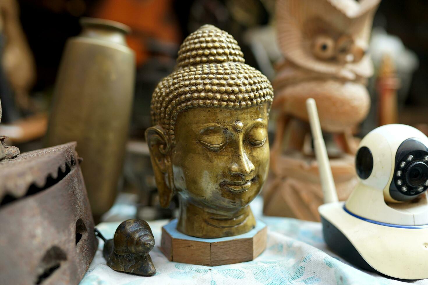 d'or statue de une souriant Bouddha tête sur une noir Contexte photo