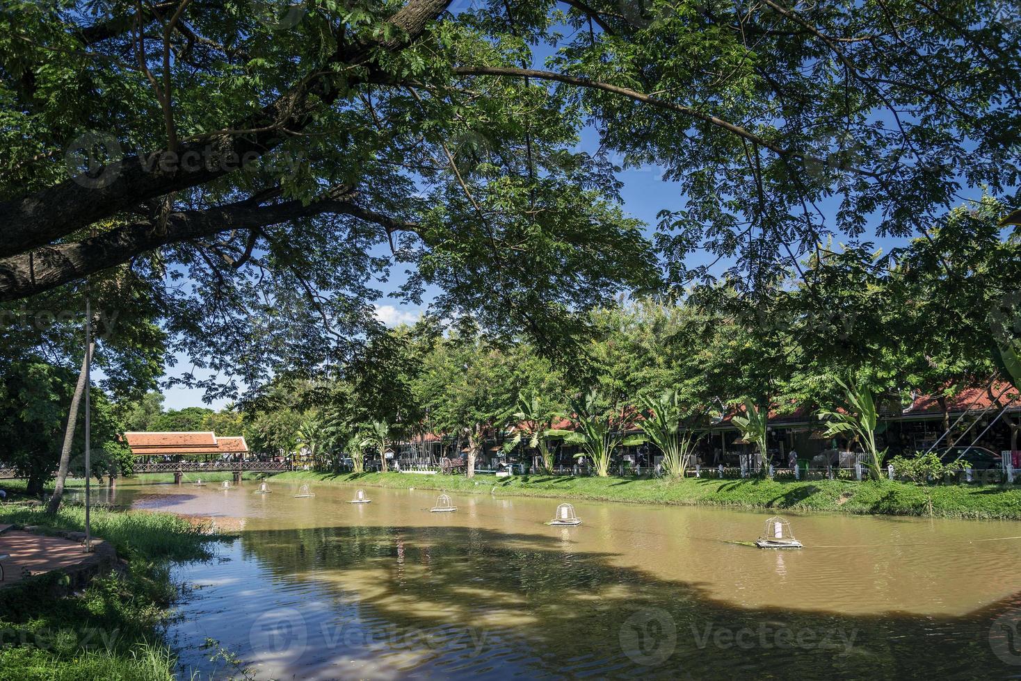 Rivière dans la zone touristique de la vieille ville de Siem Reap au Cambodge près d'Angkor Wat photo