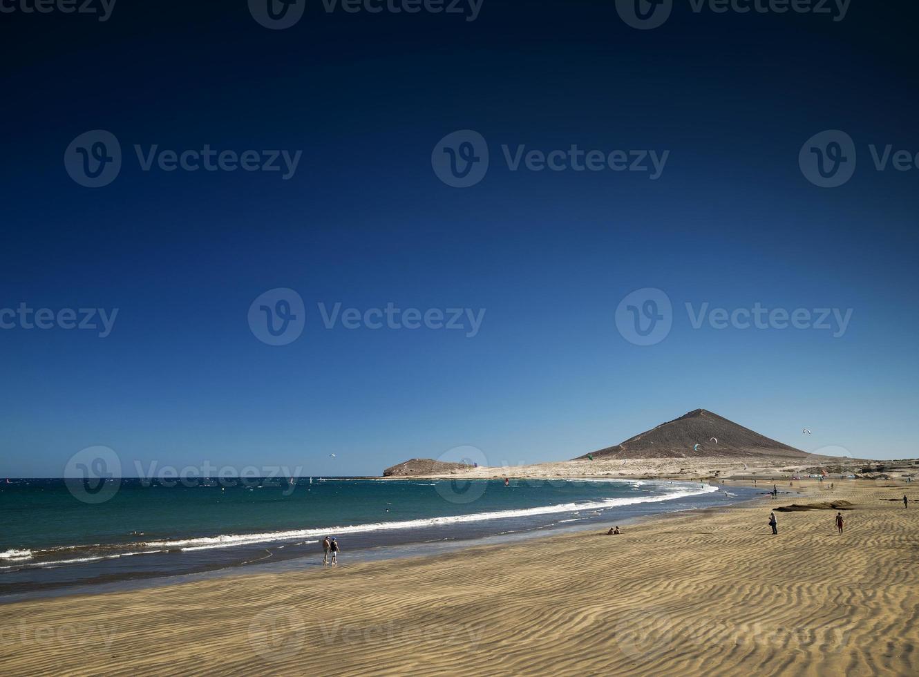 La tejita plage de kite surf et point de repère du montana roja dans le sud de tenerife espagne photo