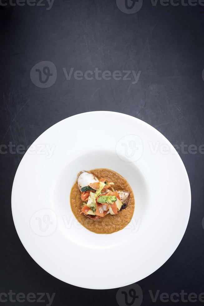 calamars farcis gourmands aux légumes dans une purée de citrouille épicée au curry photo
