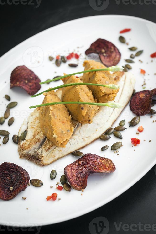 Filet de poisson cuisine fusion gastronomique avec purée de curry épicé repas de citrouille photo