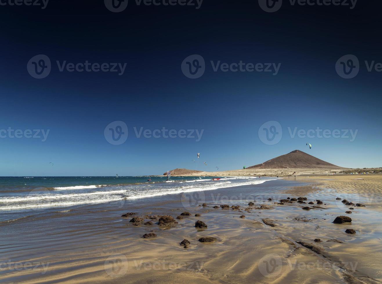 plage touristique d'el medano et paysage célèbre du montana roja à tenerife en espagne photo