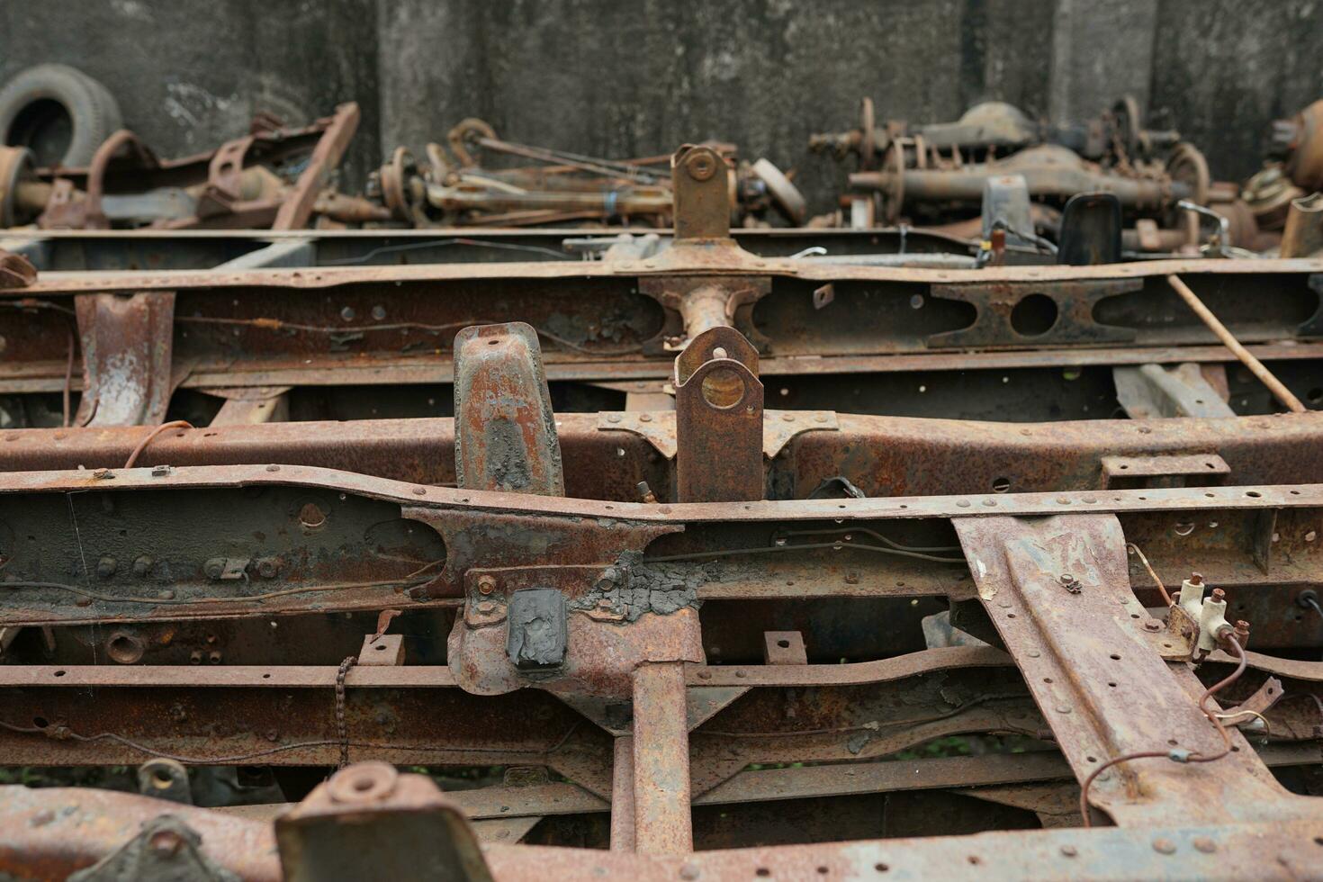 une collection de cassé métal un camion châssis pour vente à une déchet métal magasin photo