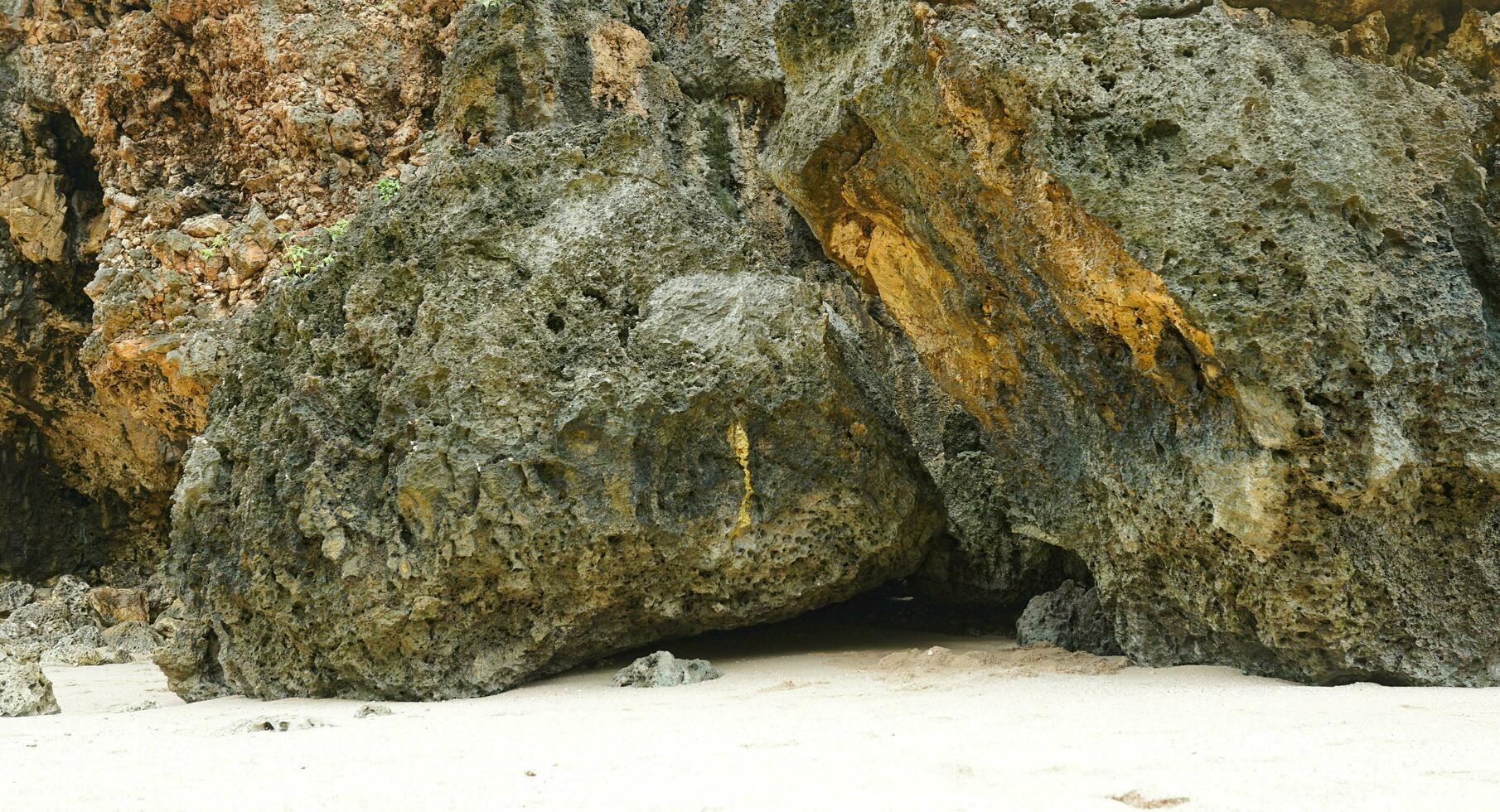 panoramique vues de le plage, corail montagnes photo