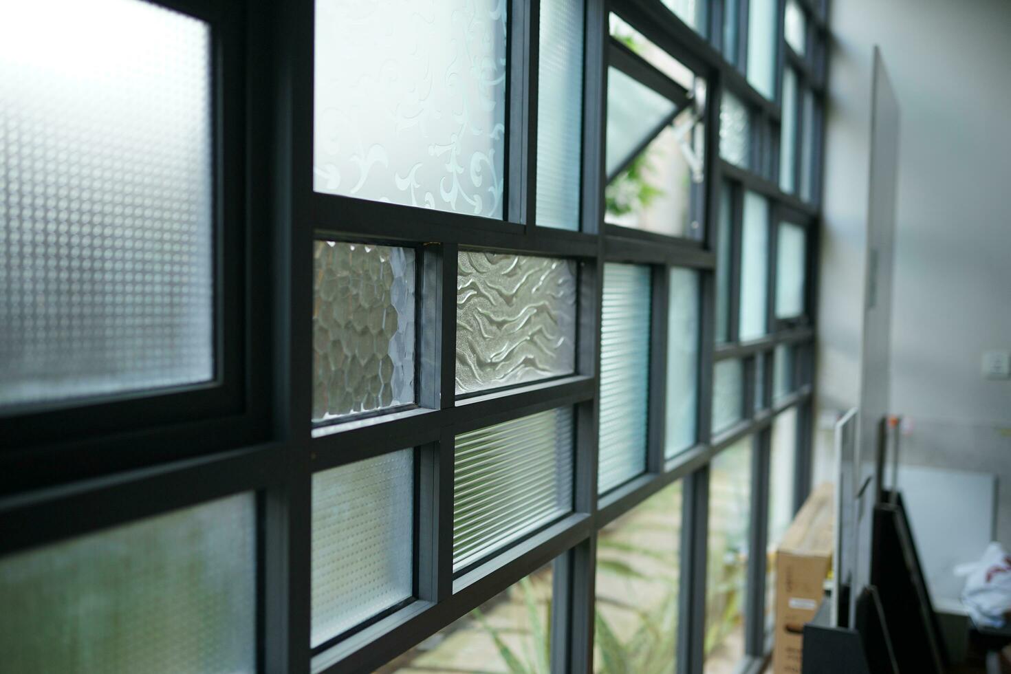 intérieur conception, mosaïque sculpté verre fenêtre panneaux avec métal cadres photo