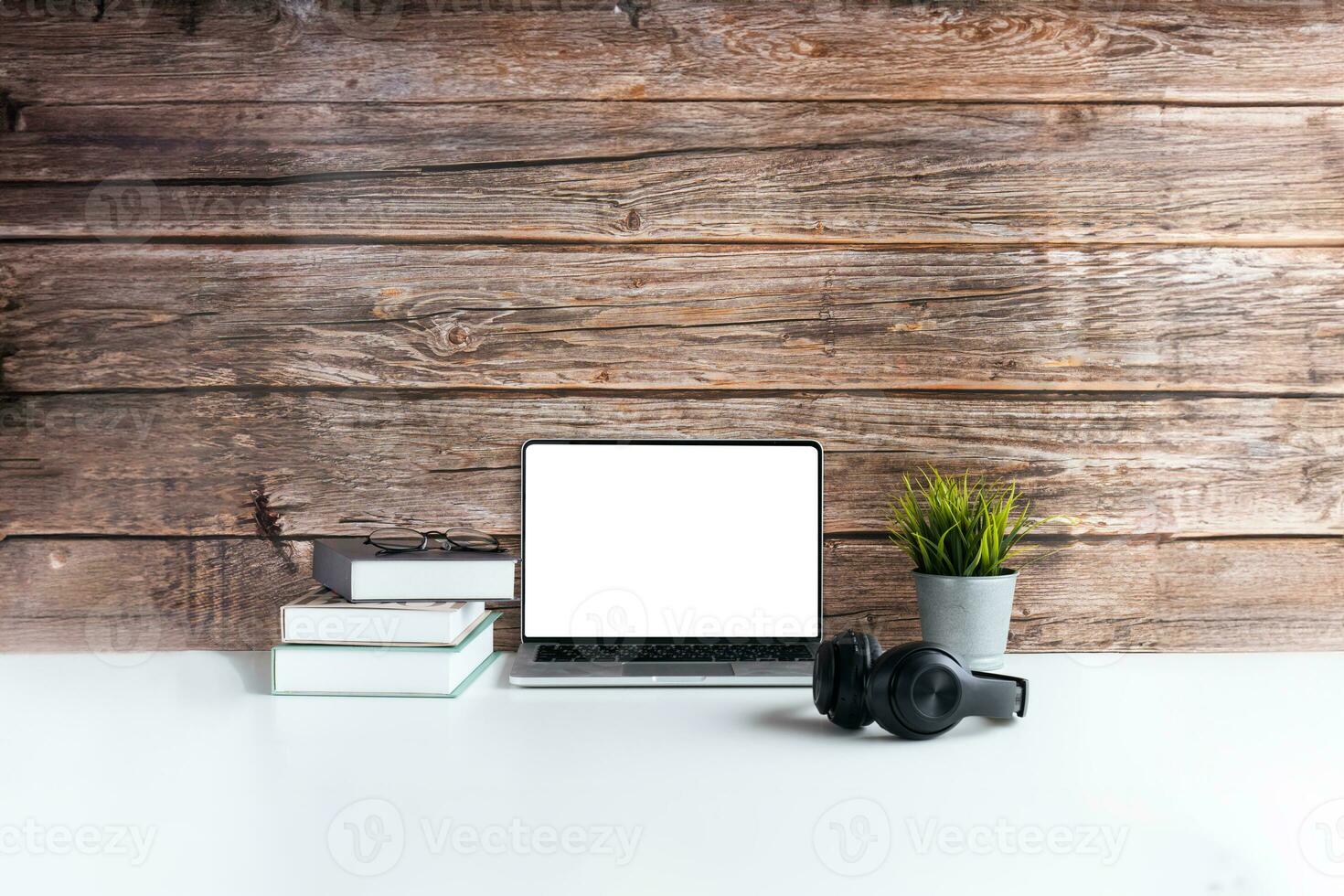 portable ordinateur maquette Vide blanc écran sur table dans bois Contexte. portable avec Vide écran sur table de lieu de travail contemporain bois Contexte photo