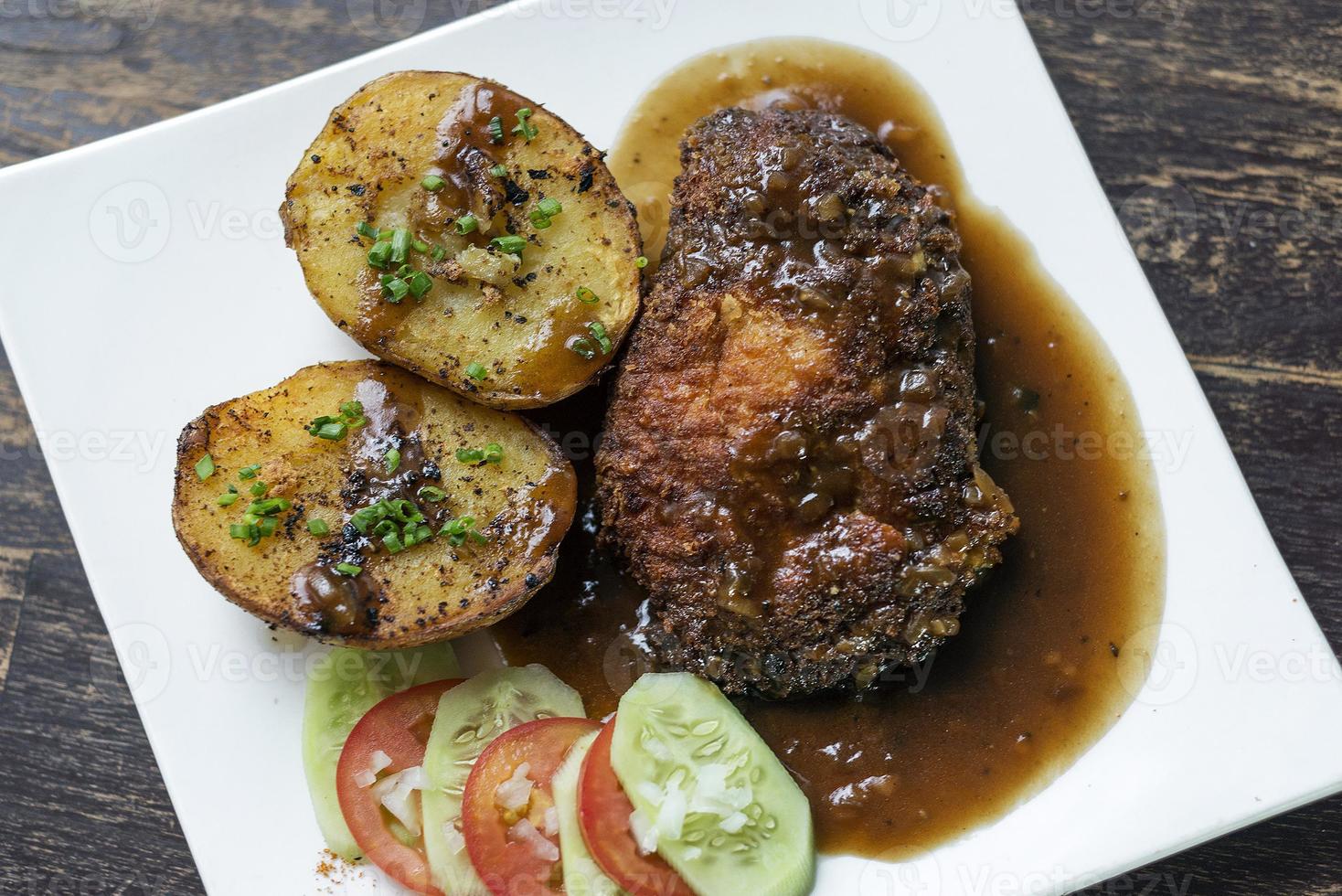 célèbre cordon bleu pané sauce au poulet frit et repas de pommes de terre photo