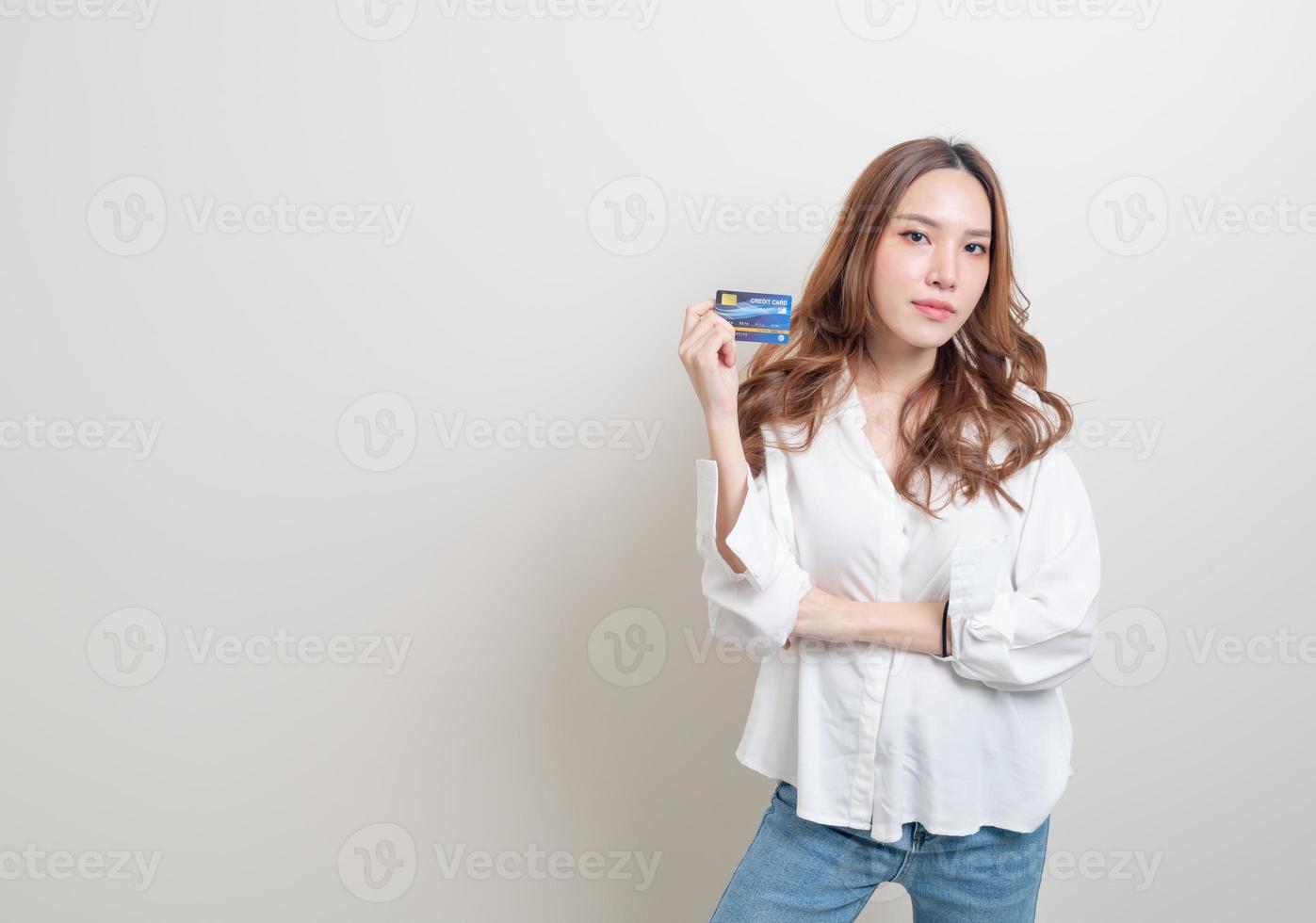 femme asiatique tenant une carte de crédit photo
