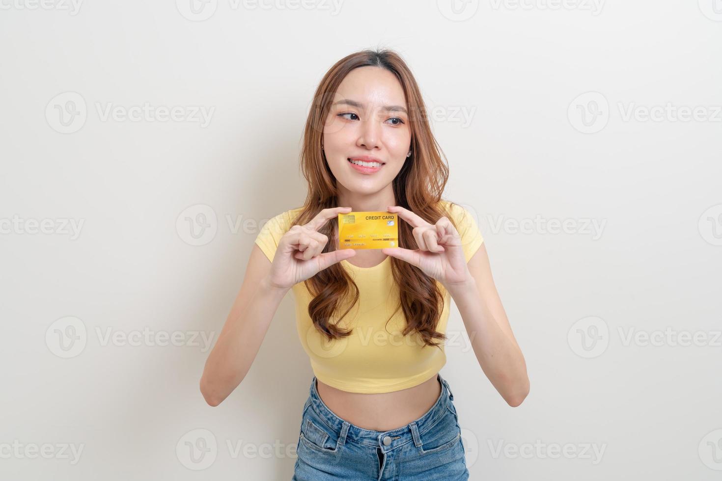 portrait belle femme asiatique tenant une carte de crédit photo