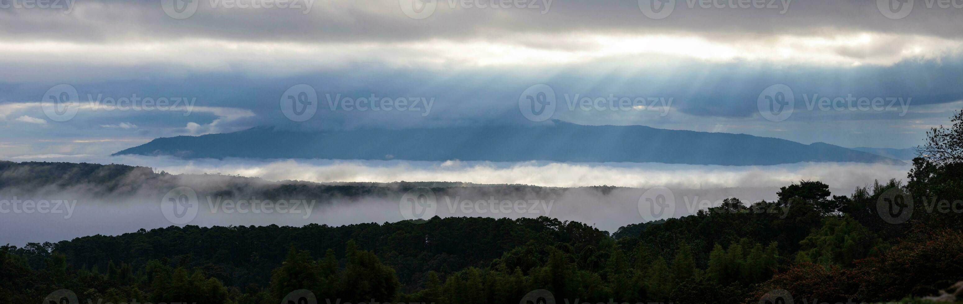 panoramique coup de Soleil rayon dans le Matin avec brouillard couler par le Montagne vallée, chiang mai, pendant pluvieux saison, Thaïlande photo