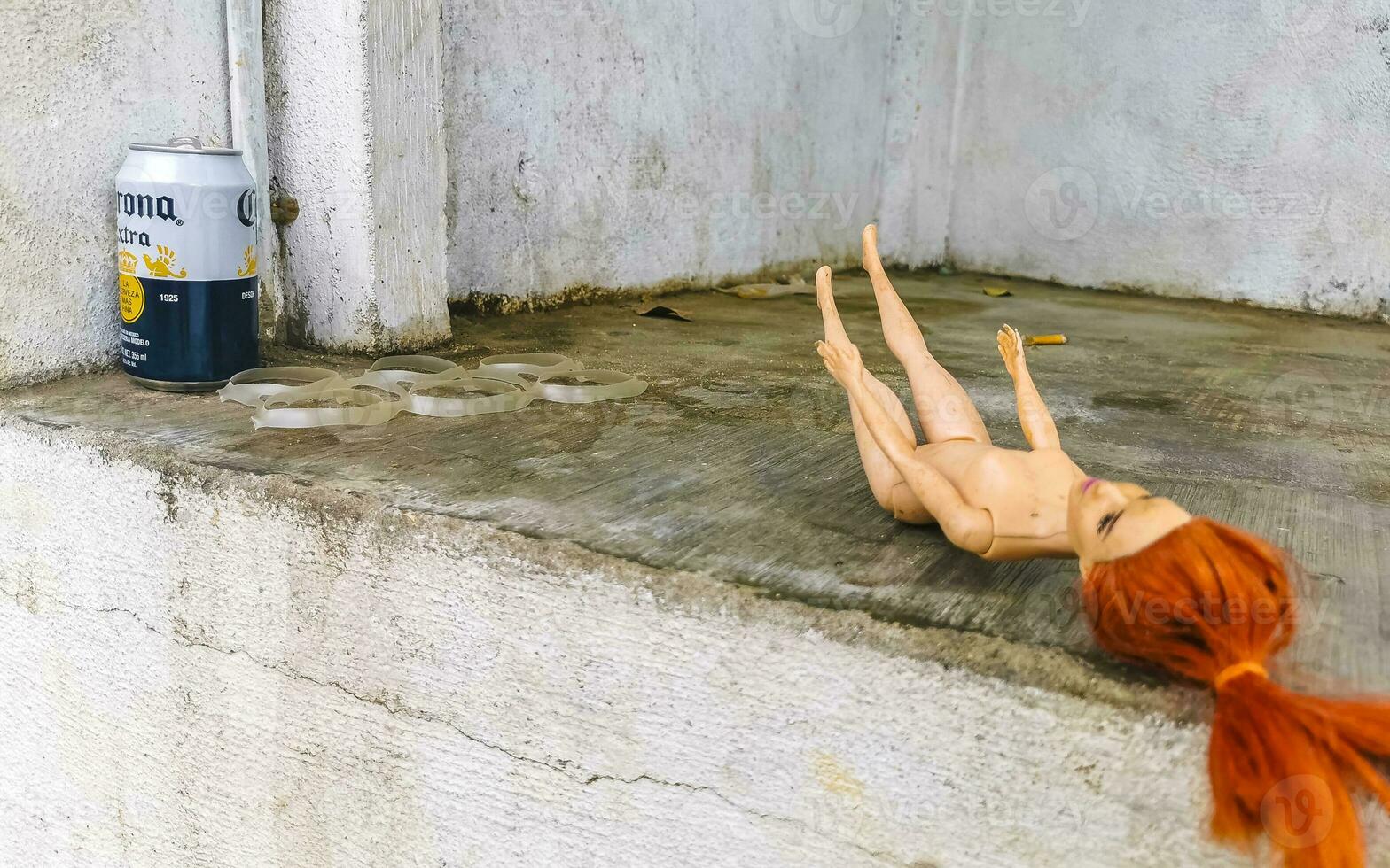 nu sale Barbie poupée jouet à l'extérieur sur le sol Mexique. photo