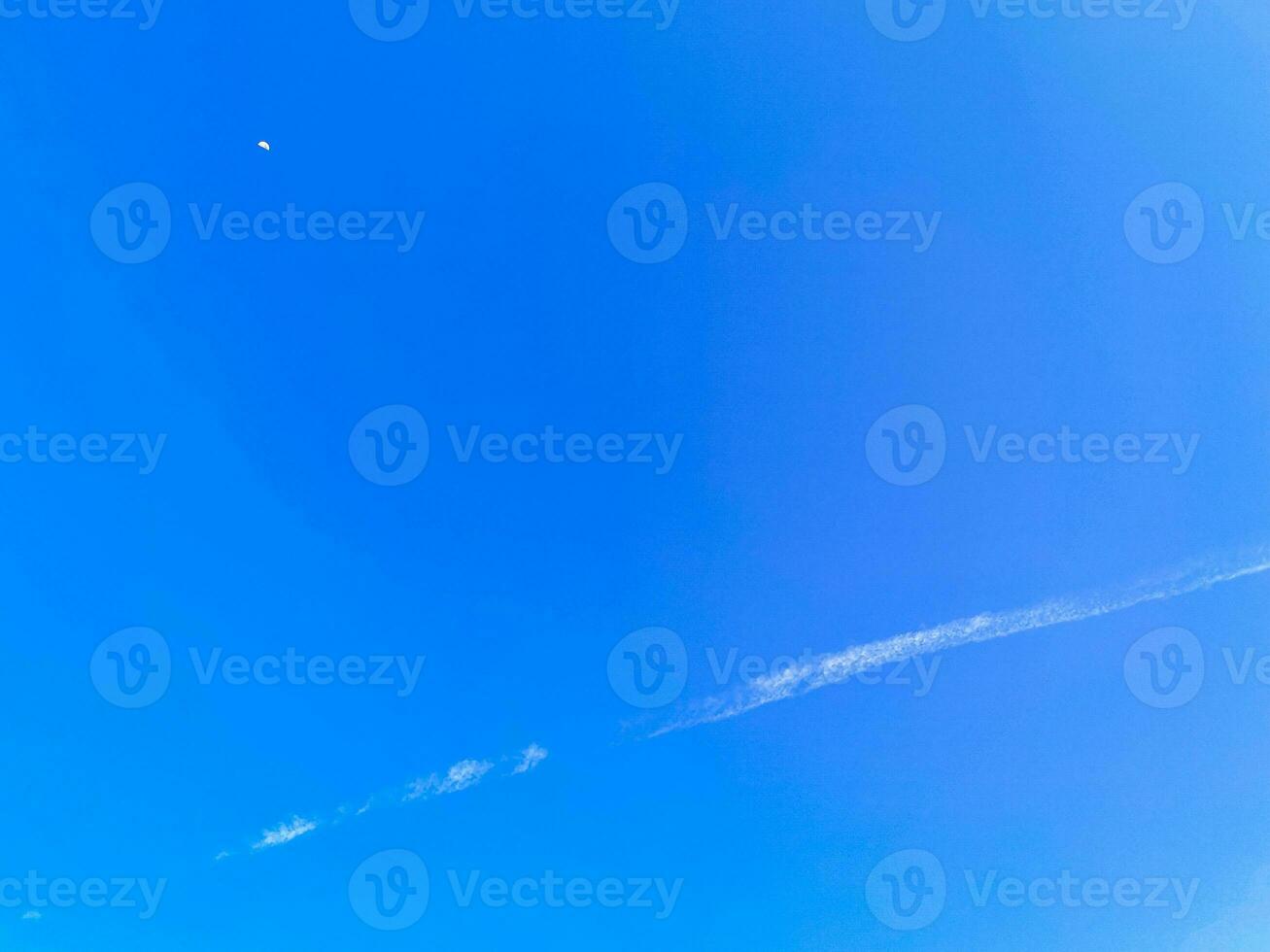 ciel bleu avec chemtrails chimiques cumulus nuages ciel d'ondes scalaires. photo