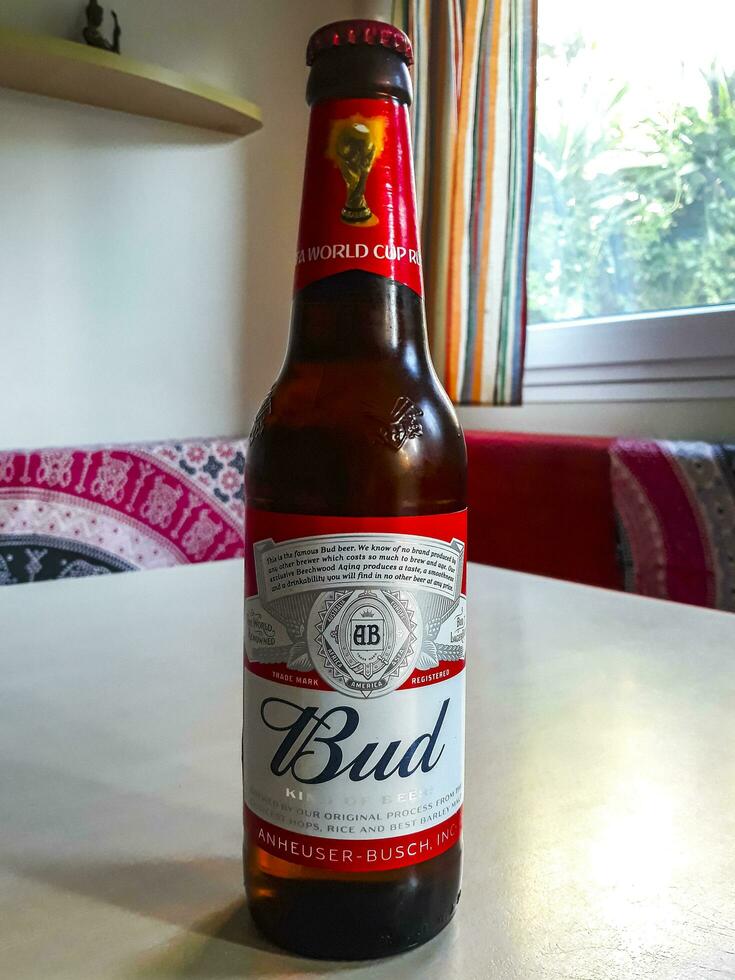 voula attique Grèce 2018 budweiser Bière bouteille sur le table dans voula Grèce. photo