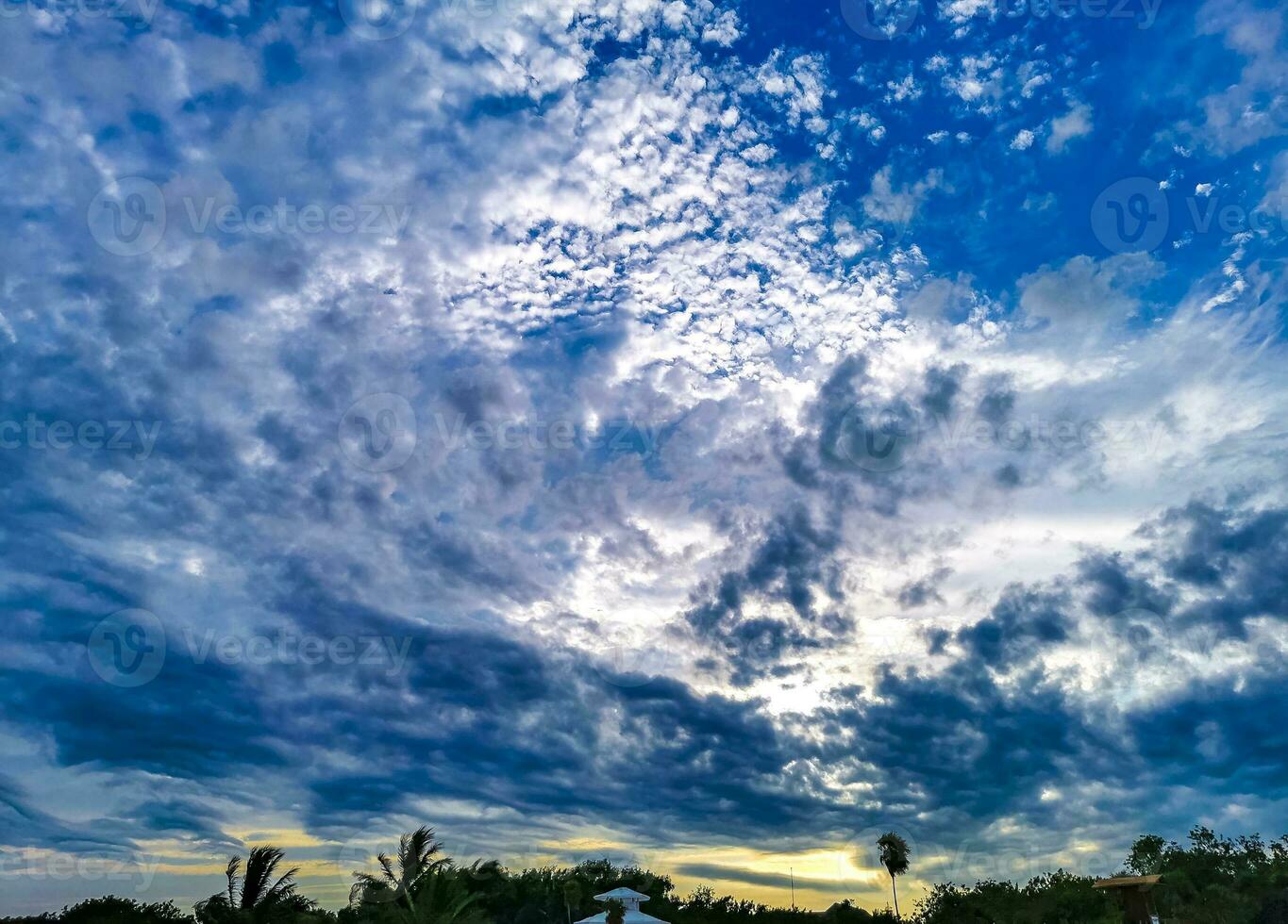 ciel bleu avec chemtrails chimiques cumulus nuages ciel d'ondes scalaires. photo