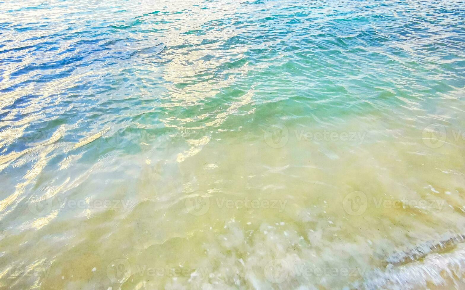 vagues à la plage tropicale mer des caraïbes eau turquoise claire mexique. photo