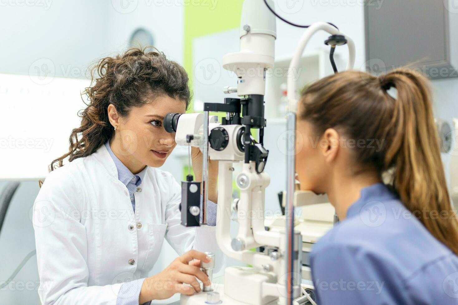 œil médecin avec femelle patient pendant un examen dans moderne clinique. ophtalmologiste est en utilisant spécial médical équipement pour œil santé économie et amélioration. photo