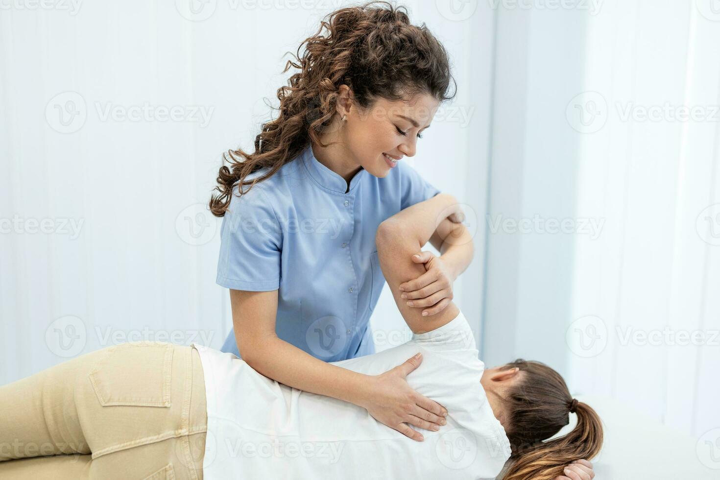 Jeune femme médecin chiropracteur ou ostéopathe fixation mensonge les femmes retour avec mains mouvements pendant visite dans Manuel thérapie clinique. professionnel chiropracteur pendant travail photo