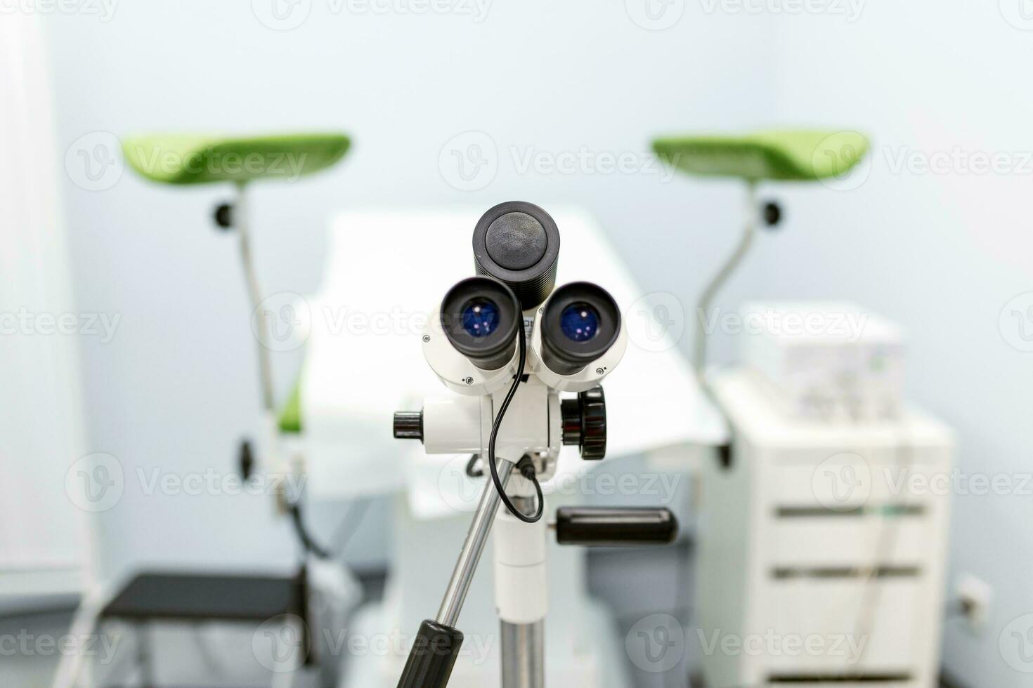 concentrer sur optique instrument pour colposcopie dans gynécologique armoire. vide gynécologie Bureau avec moderne colposcope et médical outils. concept de gynécologie, obstétrique et médical équipement. photo