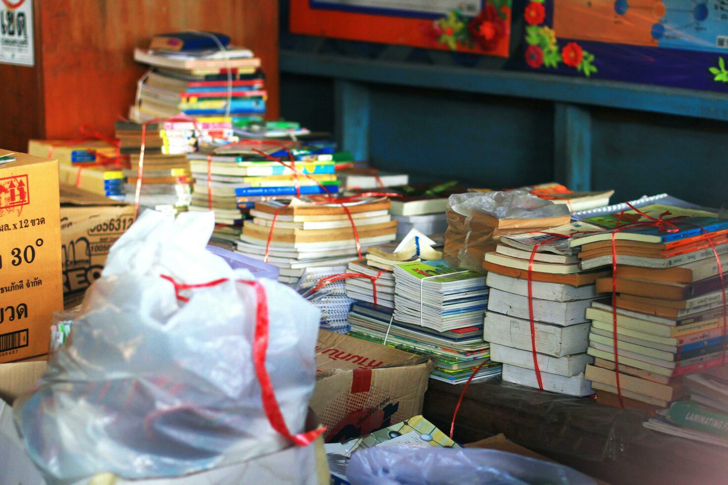 manuels pour élémentaire école thaïlandais les enfants conservé dans le salle de cours pendant école vacances. éducation dans campagne de Thaïlande photo