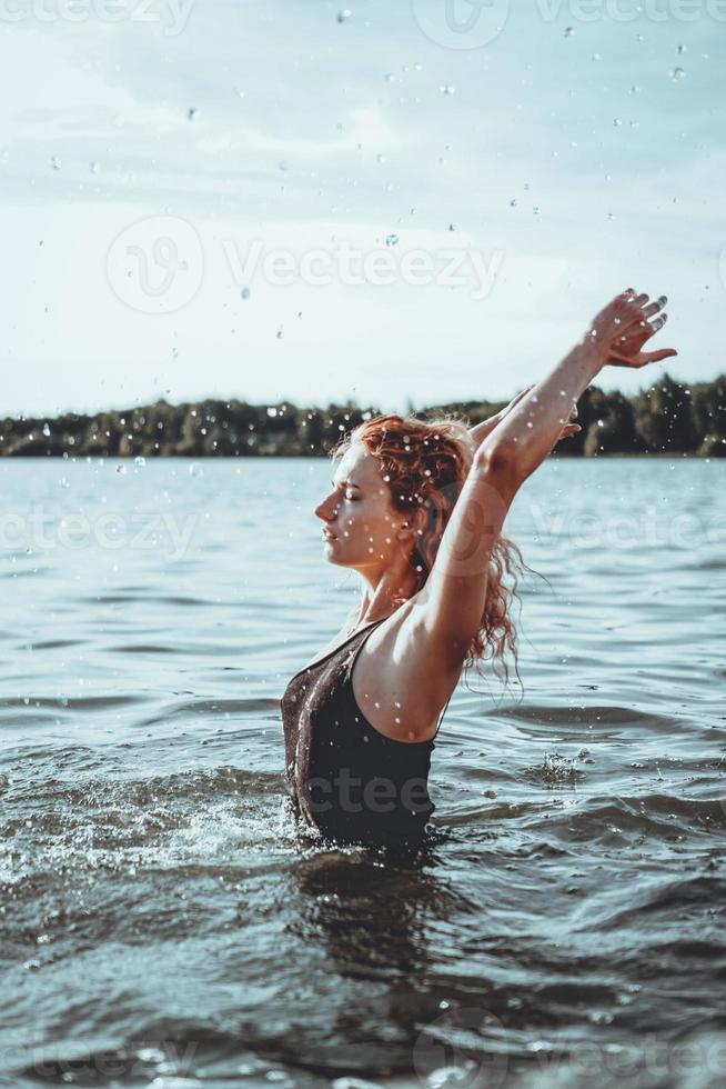 belle jeune femme debout dans l'eau. photo