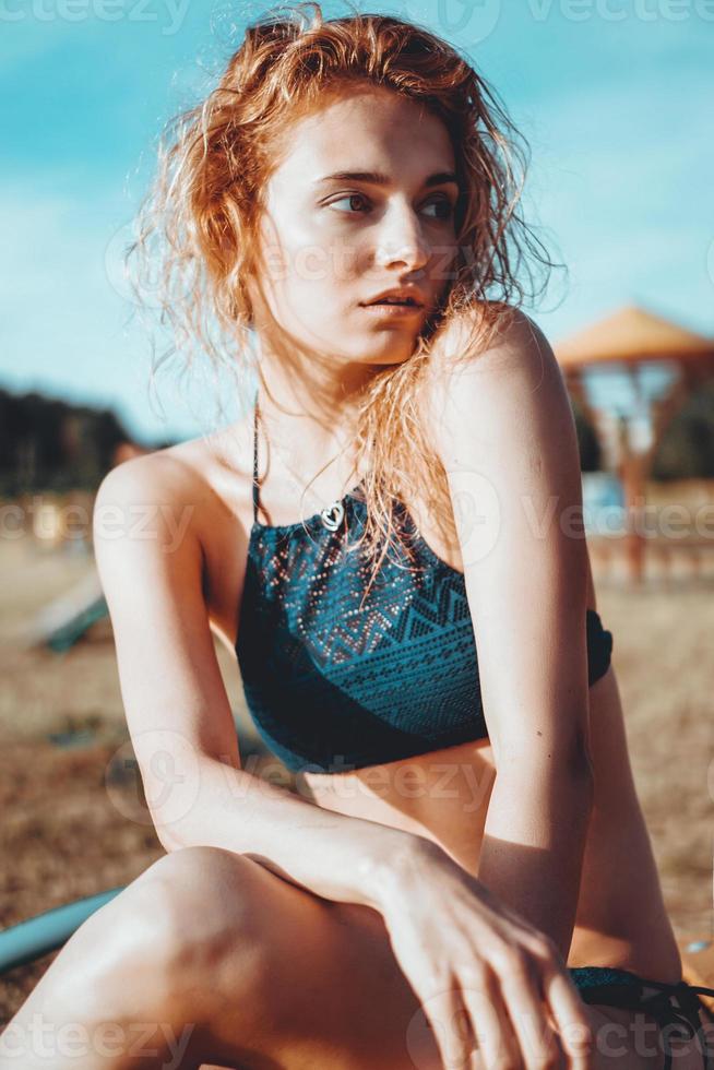 Portrait de la belle jeune femme en maillot de bain détente sur la plage photo