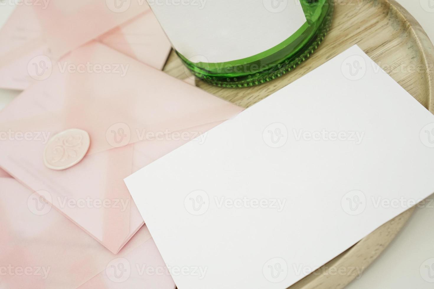 chèques-cadeaux dans une enveloppe rose. invitation de mariage photo