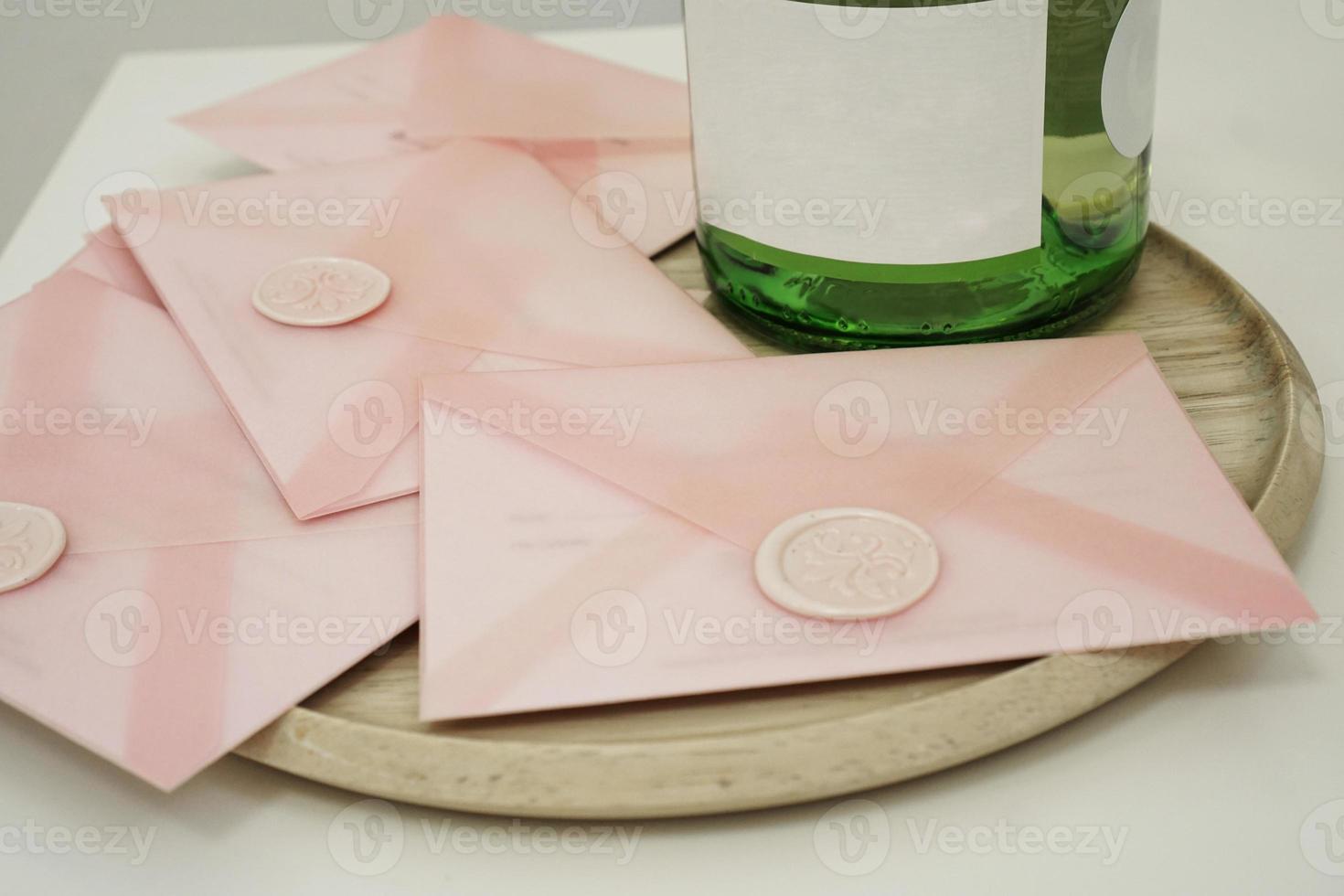 chèques-cadeaux dans une enveloppe rose. invitation de mariage photo