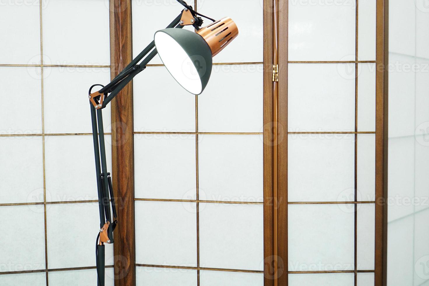 paravent avec incrustations de bois dans un salon de beauté. lampe en métal photo