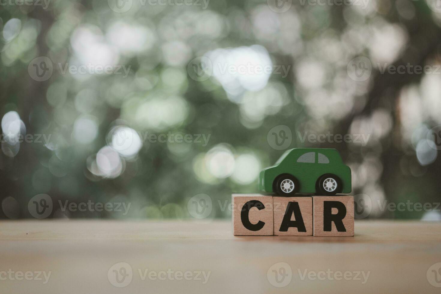 voiture en bois texte mis sur une vert jouet auto. le concept de une voiture avec copie espace photo